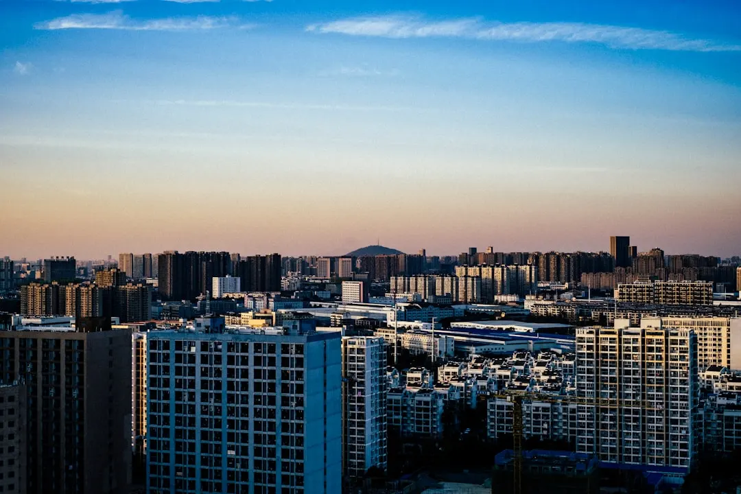 建筑工地喷涂设备对比：腻子机与防水施工设备的技术差异与优势