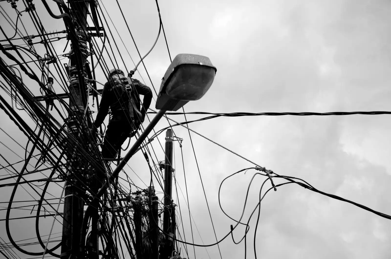 建筑工地防水喷涂设备常见故障排查与维护保养指南封面图